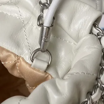 Chanel AS3980 22 Mini kabelka z lesklé telecí kůže a stříbrného kovu, bílá