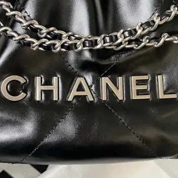 Chanel AS3980 22 Mini kabelka z lesklé telecí kůže a stříbrného kovu, černá