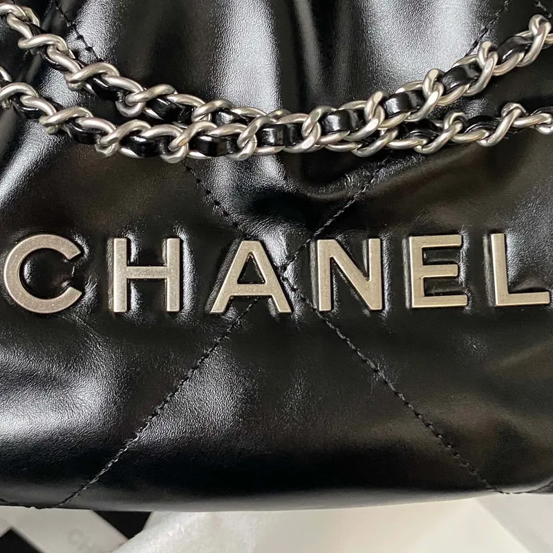 Chanel AS3980 22 Mini kabelka z lesklé telecí kůže a stříbrného kovu, černá