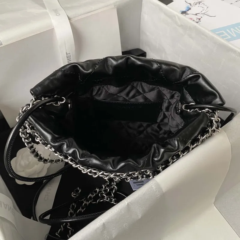 Chanel AS3980 22 Mini kabelka z lesklé telecí kůže a stříbrného kovu, černá