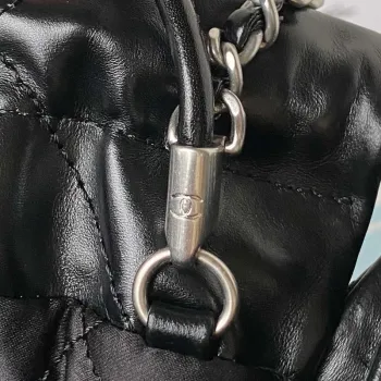 Chanel AS3980 22 Mini kabelka z lesklé telecí kůže a stříbrného kovu, černá