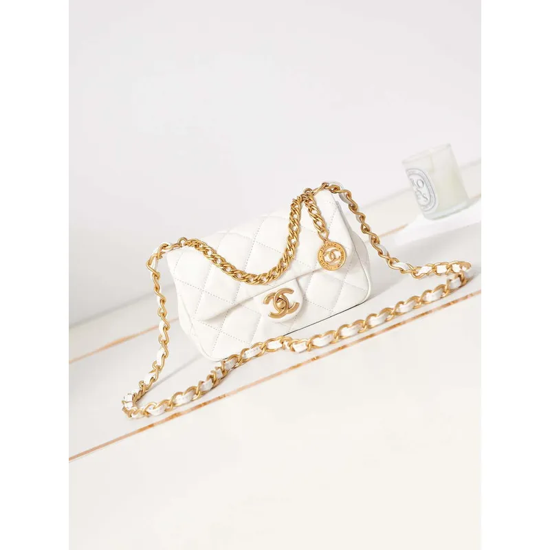 Chanel AS4012 Malá kabelka s klopou z jehněčí kůže, bílá
