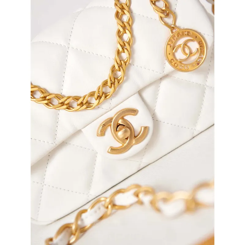 Chanel AS4012 Malá kabelka s klopou z jehněčí kůže, bílá