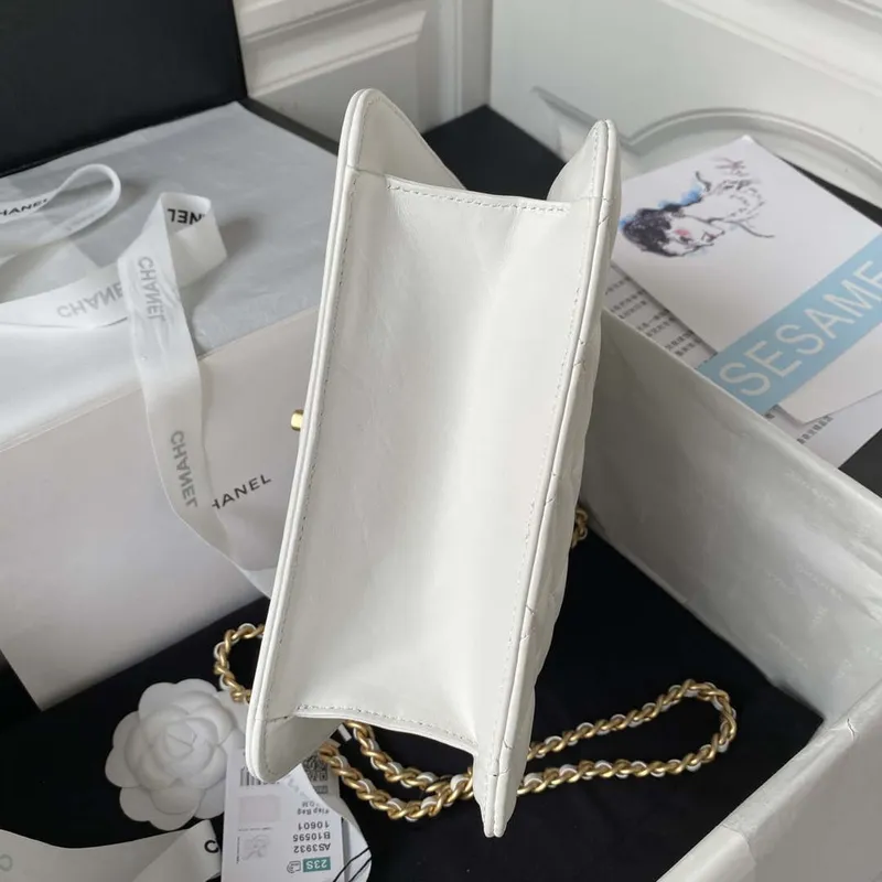 Chanel AS3932 Klasická taška s klopou CF z jehněčí kůže, bílá a zlatá