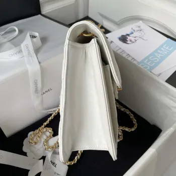 Chanel AS3932 Klasická taška s klopou CF z jehněčí kůže, bílá a zlatá