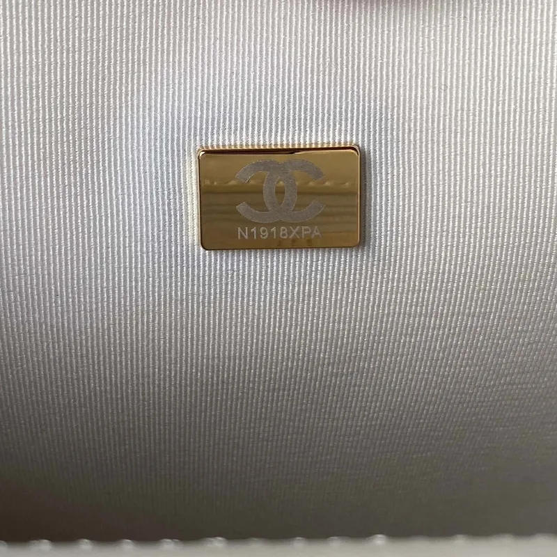 Chanel AS3932 Klasická taška s klopou CF z jehněčí kůže, bílá a zlatá