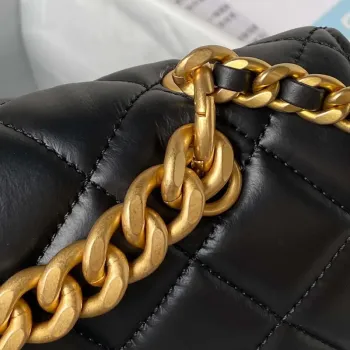 Chanel AS3932 Klasická taška s klopou CF z jehněčí kůže, černá se zlatými detaily
