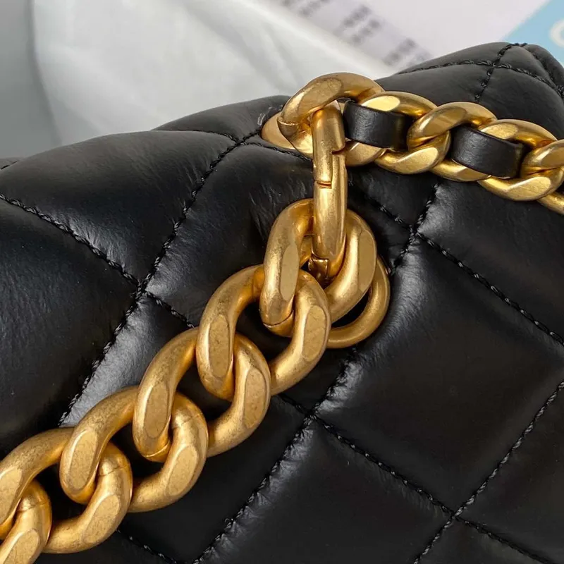 Chanel AS3932 Klasická taška s klopou CF z jehněčí kůže, černá se zlatými detaily