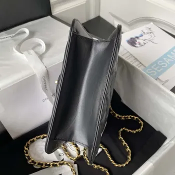 Chanel AS3932 Klasická taška s klopou CF z jehněčí kůže, černá se zlatými detaily