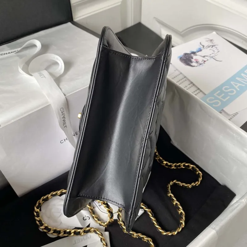 Chanel AS3932 Klasická taška s klopou CF z jehněčí kůže, černá se zlatými detaily