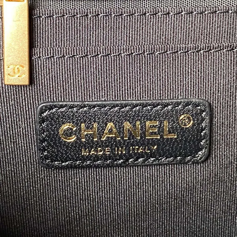 Chanel AS3932 Klasická taška s klopou CF z jehněčí kůže, černá se zlatými detaily