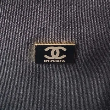 Chanel AS3932 Klasická taška s klopou CF z jehněčí kůže, černá se zlatými detaily