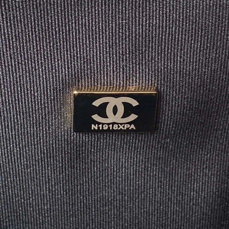 Chanel AS3932 Klasická taška s klopou CF z jehněčí kůže, černá se zlatými detaily