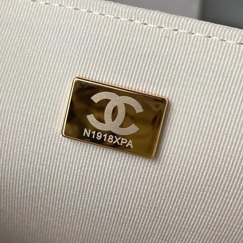 Chanel AS4051 Malá klasická taška s klopou CF z jehněčí kůže, bílá a zlatá