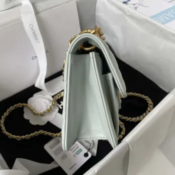 Chanel AS4051 Malá klasická taška s klopou CF z jehněčí kůže, světle modrá se zlatými detaily