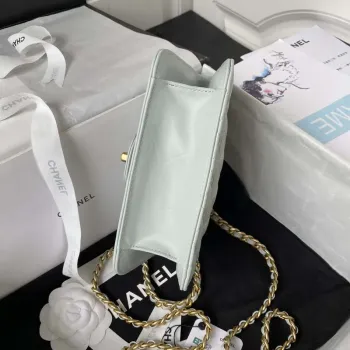 Chanel AS4051 Malá klasická taška s klopou CF z jehněčí kůže, světle modrá se zlatými detaily