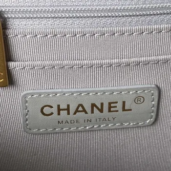 Chanel AS4051 Malá klasická taška s klopou CF z jehněčí kůže, světle modrá se zlatými detaily