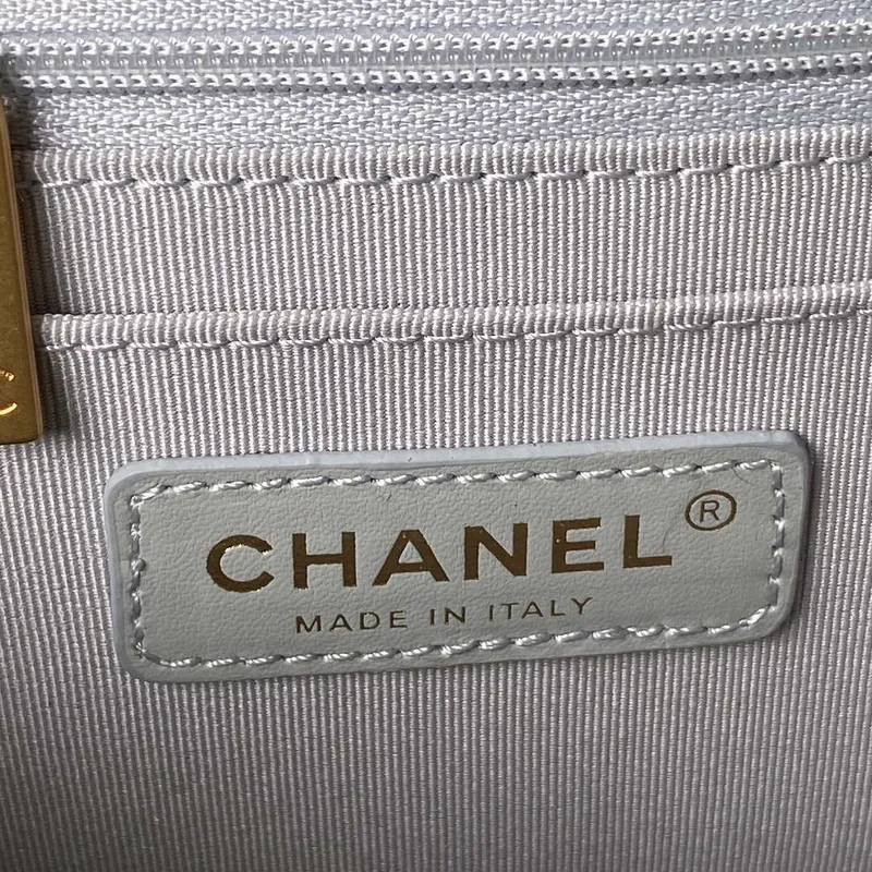 Chanel AS4051 Malá klasická taška s klopou CF z jehněčí kůže, světle modrá se zlatými detaily