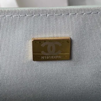 Chanel AS4051 Malá klasická taška s klopou CF z jehněčí kůže, světle modrá se zlatými detaily