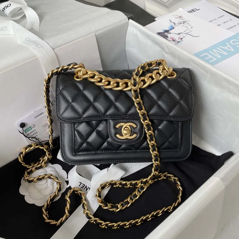 Chanel AS4051 Malá klasická taška s klopou CF z jehněčí kůže, černá se zlatými detaily
