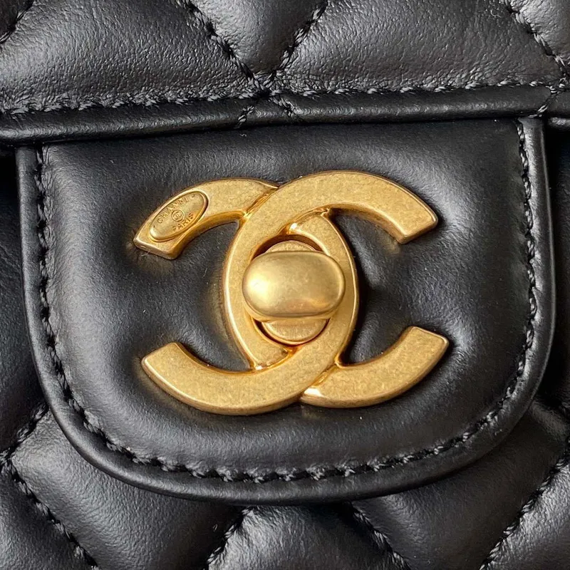 Chanel AS4051 Malá klasická taška s klopou CF z jehněčí kůže, černá se zlatými detaily