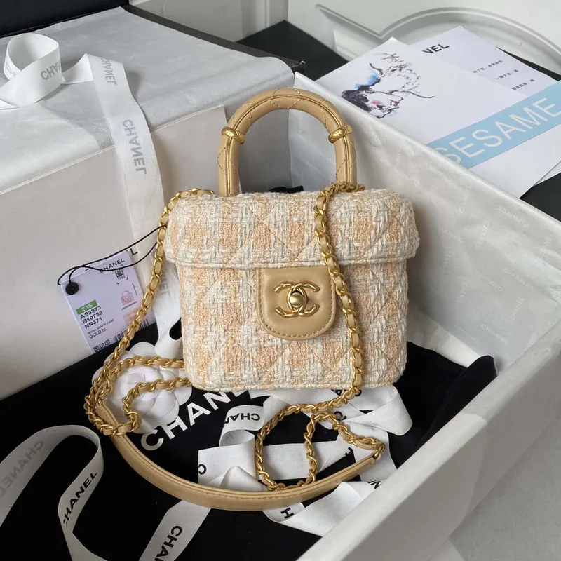 Chanel AS3973 Malá kosmetická taštička z tvídové jehněčí kůže a zlatého kovu, žlutá a bílá