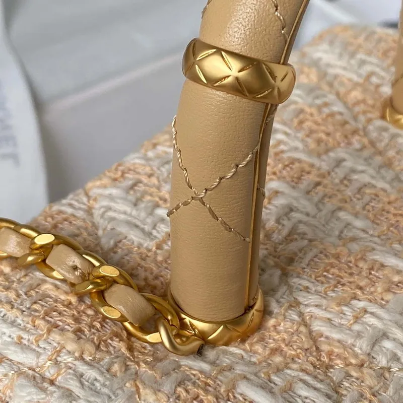 Chanel AS3973 Malá kosmetická taštička z tvídové jehněčí kůže a zlatého kovu, žlutá a bílá