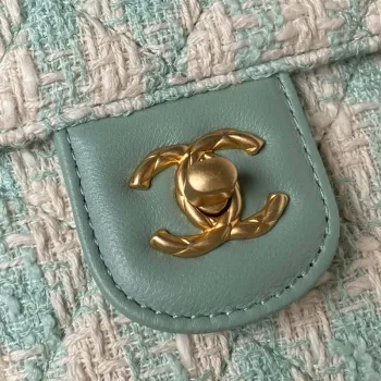 Chanel AS3973 Malá kosmetická taštička z tweedové jehněčí kůže a zlatého kovu, zelená a bílá