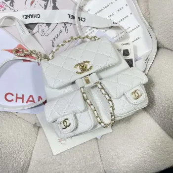 Chanel AS3787 Malý batoh z lesklé telecí kůže s zrnitým povrchem a zlatými kovovými detaily, bílá barva