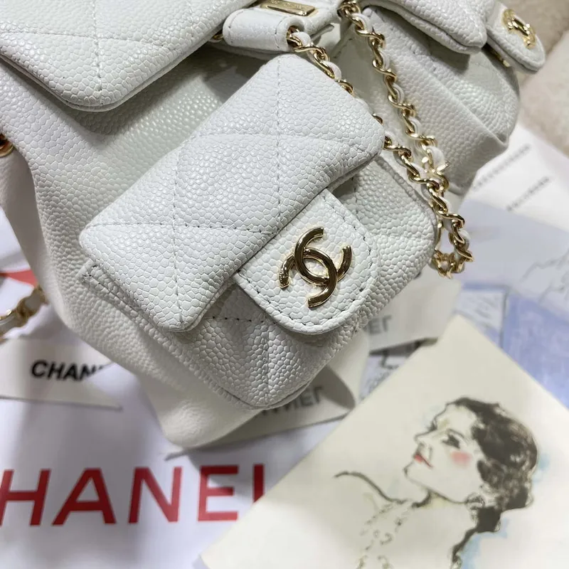 Chanel AS3787 Malý batoh z lesklé telecí kůže s zrnitým povrchem a zlatými kovovými detaily, bílá barva