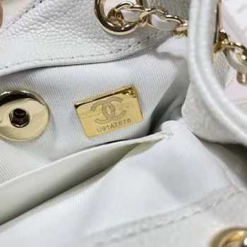 Chanel AS3787 Malý batoh z lesklé telecí kůže s zrnitým povrchem a zlatými kovovými detaily, bílá barva