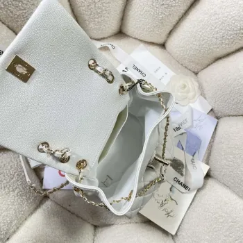 Batoh Chanel AS3860 z lesklé telecí kůže s zrnitým povrchem a zlatými kovovými detaily, bílá barva