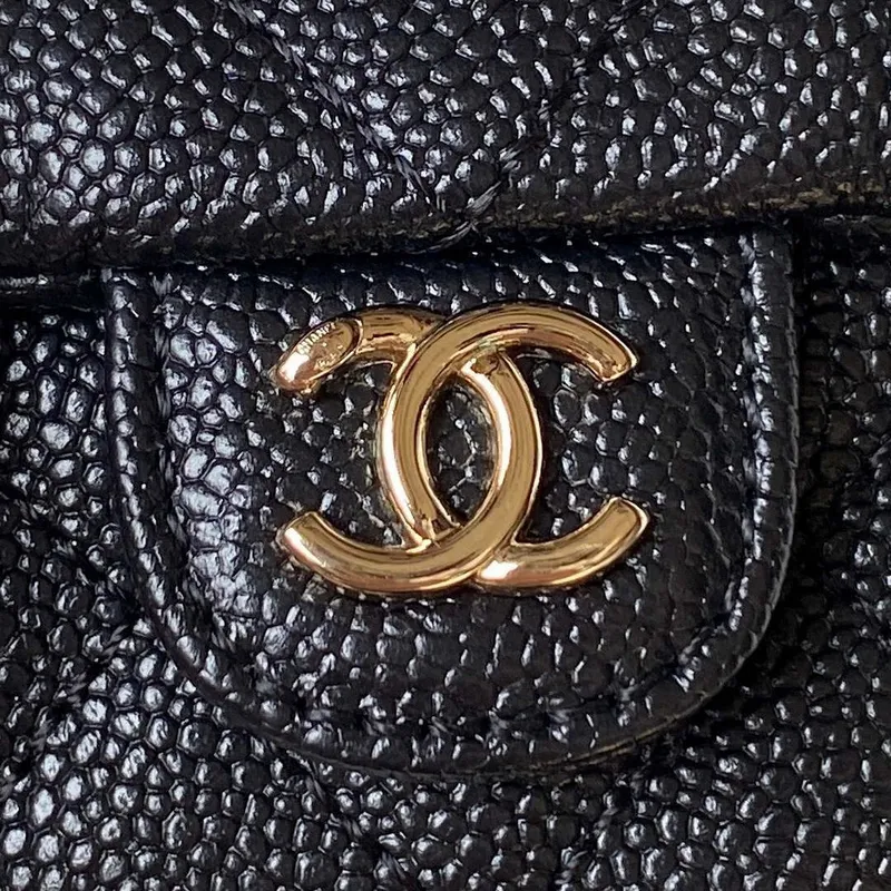 Chanel AS3787 Malý batoh z lesklé telecí kůže s zrnitým povrchem a zlatými kovovými detaily, černý