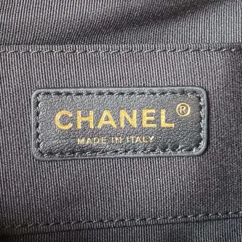 Chanel AS3787 Malý batoh z lesklé telecí kůže s zrnitým povrchem a zlatými kovovými detaily, černý