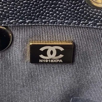 Chanel AS3787 Malý batoh z lesklé telecí kůže s zrnitým povrchem a zlatými kovovými detaily, černý