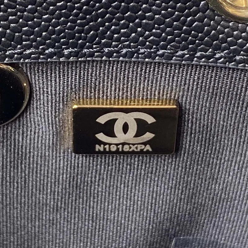 Chanel AS3787 Malý batoh z lesklé telecí kůže s zrnitým povrchem a zlatými kovovými detaily, černý