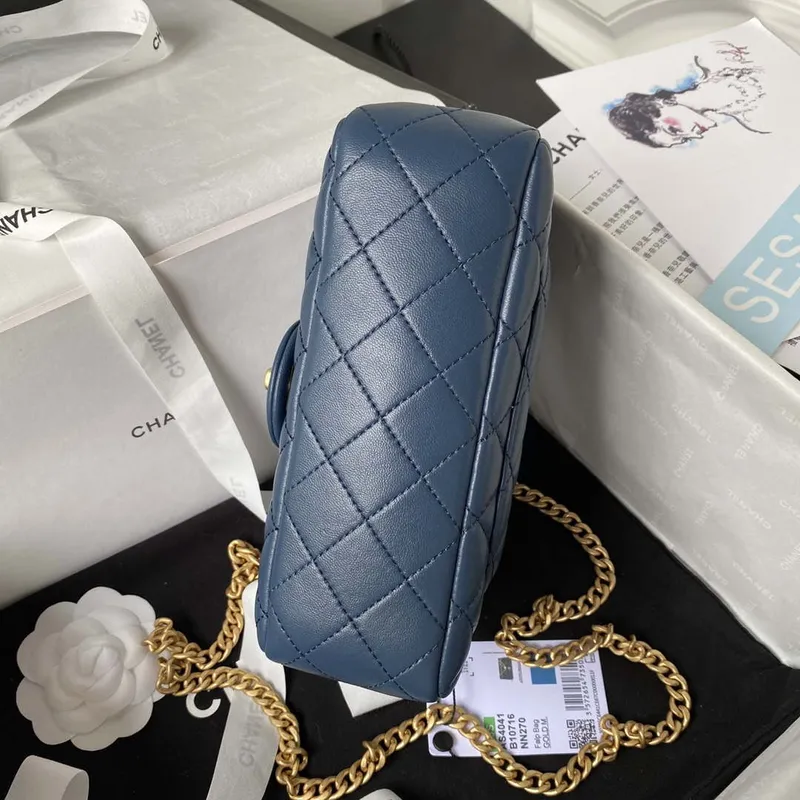 Chanel AS4041 Klasická taška s klopou CF Camellia z jehněčí kůže, tmavě modrá se zlatými detaily