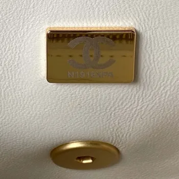 Chanel AS4041 Klasická taška s klopou CF Camellia z jehněčí kůže, bílá a zlatá