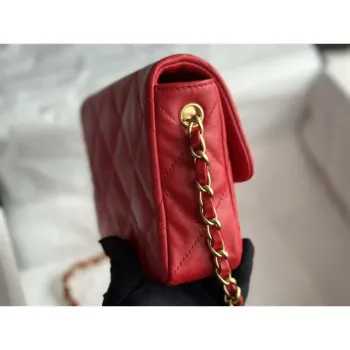 Chanel AS3979 Mini taška s klopou z jehněčí kůže, plexisklo a zlaté kování, červená