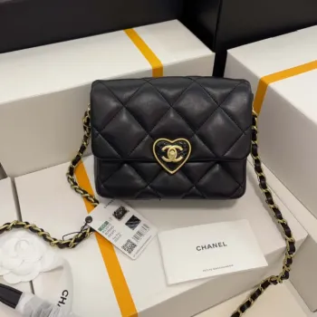 Chanel AS3979 Mini taška s klopou z jehněčí kůže, plexisklo a zlaté kování, černá