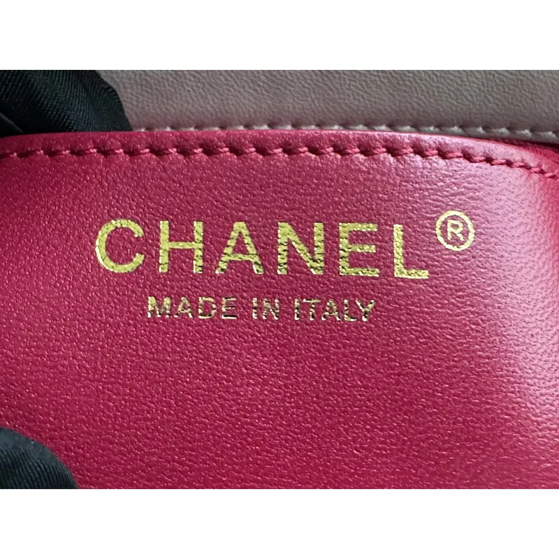 Chanel AS3979 Mini taška s klopou z jehněčí kůže, plexisklo a zlaté kování, černá