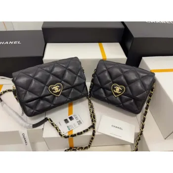 Chanel AS3986 Malá taška s klopou z jehněčí kůže, plexisklo a zlatý kov, černá