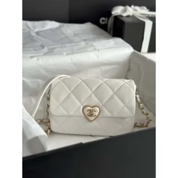 Chanel AS3986 Malá kabelka s klopou z jehněčí kůže, plexisklo a zlatý kov, bílá