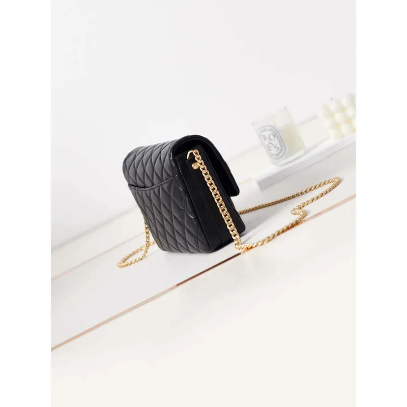 Chanel AS3855 Kabelka s klopou a řetízkem, lesklá jehněčí kůže a zlatý kov, černá