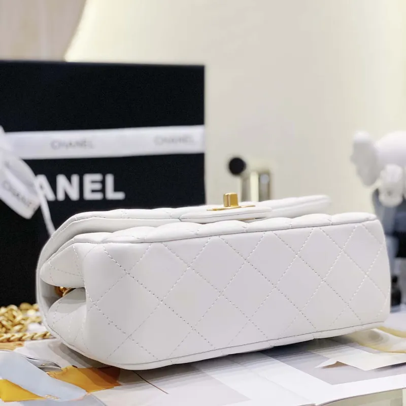 Chanel AS3041 Klasická taška s klopou CF Camellia z jehněčí kůže, bílá a zlatá