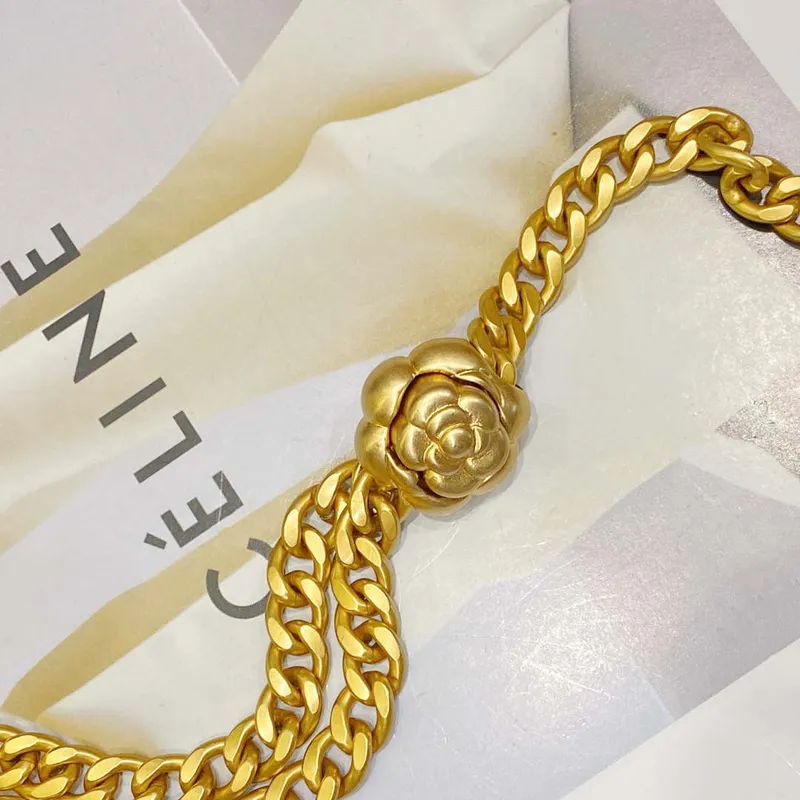 Chanel AS3041 Klasická taška s klopou CF Camellia z jehněčí kůže, bílá a zlatá