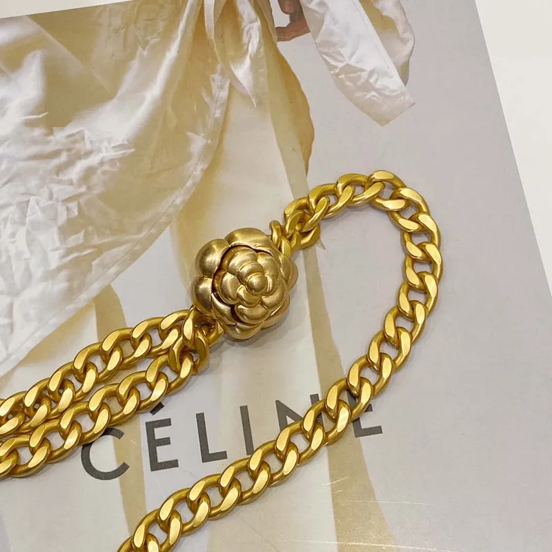 Chanel AS3041 Klasická taška s klopou CF Camellia z jehněčí kůže, černá a zlatá