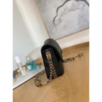 Chanel AS3777 Kabelka s klopou z jehněčí kůže a zlatého kovu, černá