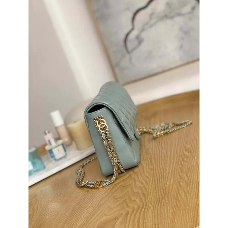 Chanel AS3777 Kabelka s klopou z jehněčí kůže a zlatého kovu, světle modrá