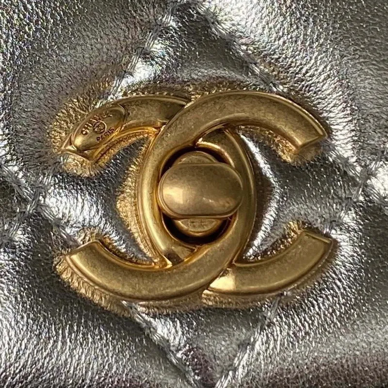 Chanel AP3240 taška s klopou a horním uchem, jehněčí kůže a zlatý kov, stříbrná